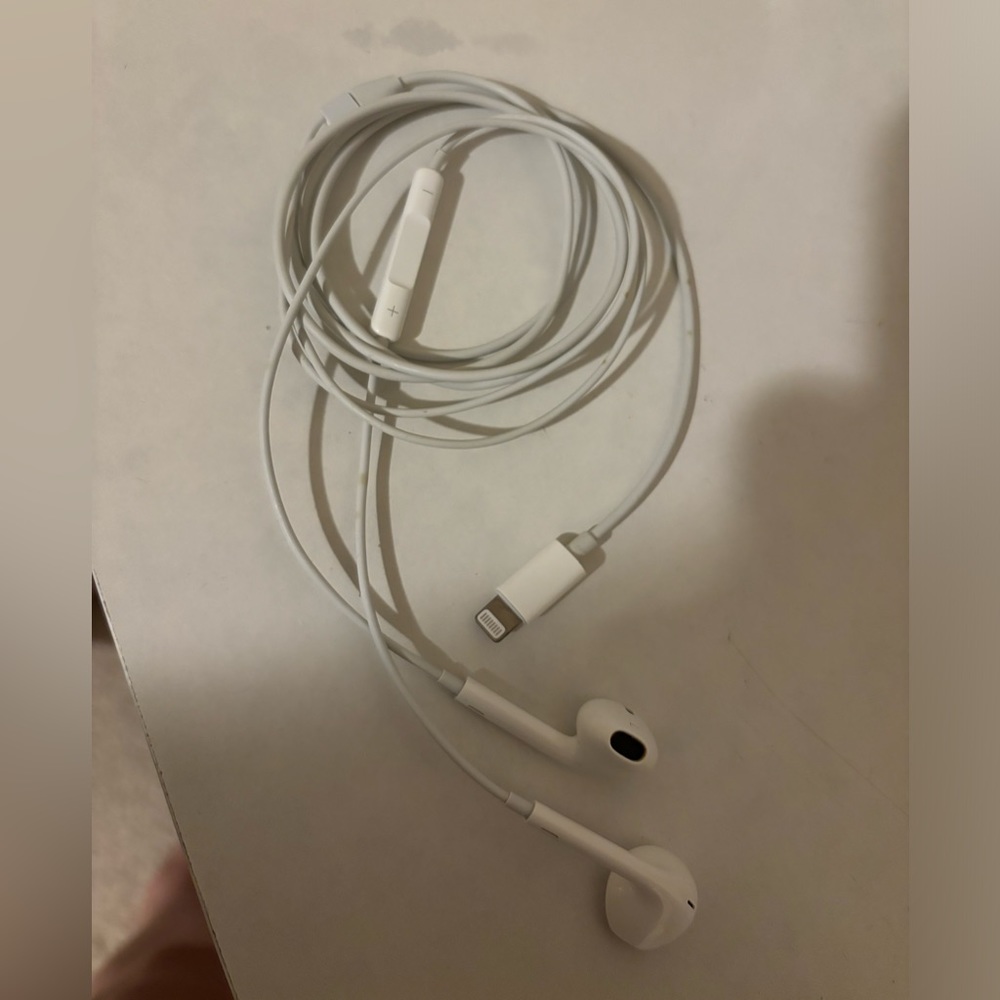 Apple EarPods (lightning connector)